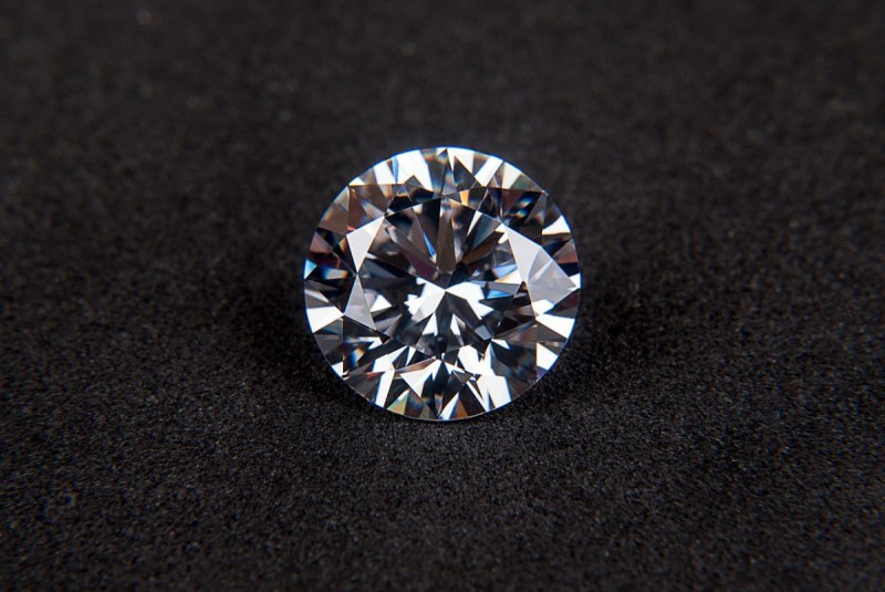 Diamante su sfondo nero